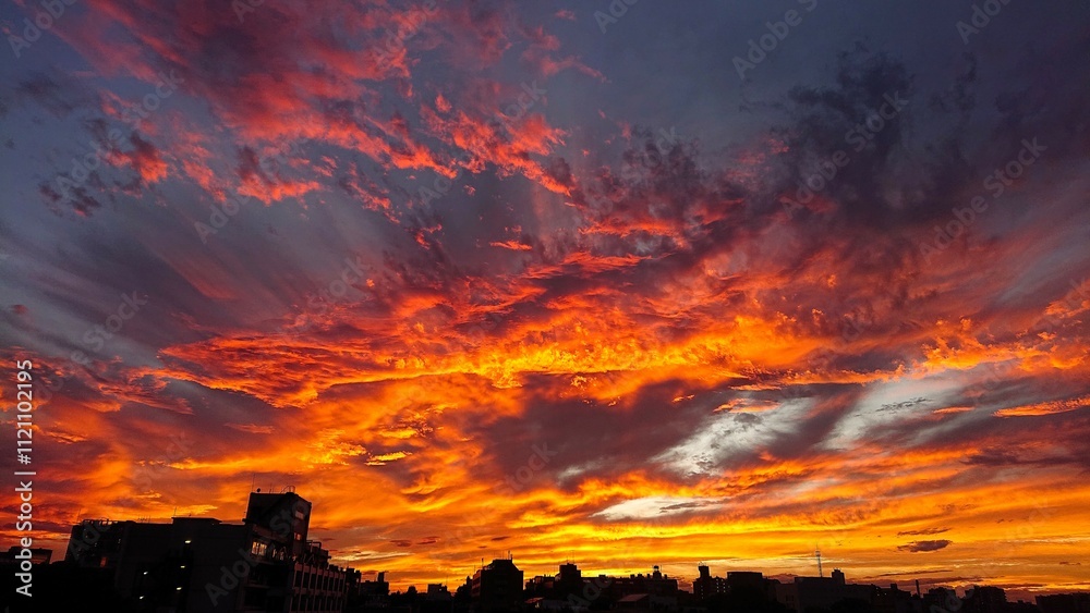 Obraz premium 【雲シリーズ】夕焼けで真っ赤に染まった雲