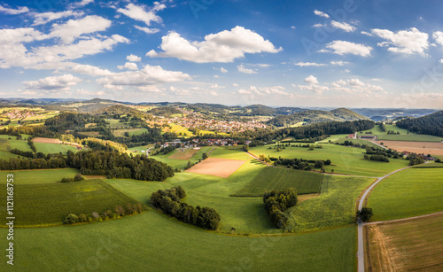 Bild einer Luftaufnahme der Stadt Grafenau im bayerischen Wald mit Bergen Wald und Wiesen und Landschaft, Deutschland