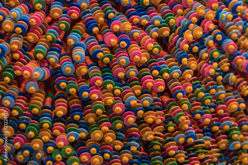 Dettaglio di alcune perline di plastica di tutti k colori legate insieme