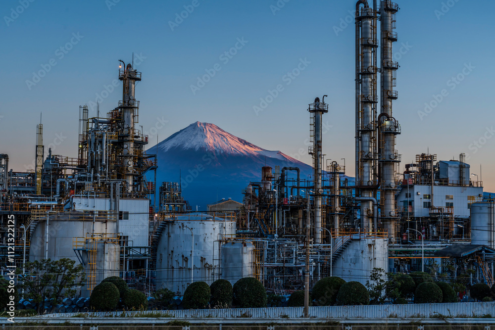 Φωτογραφία 静岡市から夜明けの富士山と化学工場
