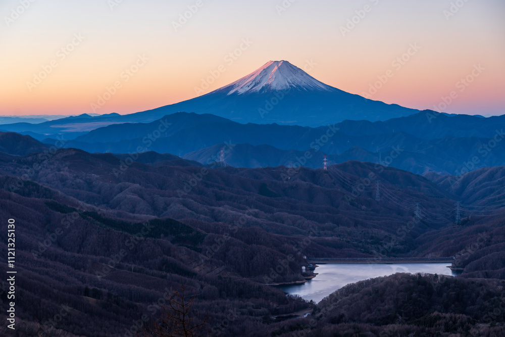 Naklejka premium 冬の大菩薩嶺から夜明けの富士山