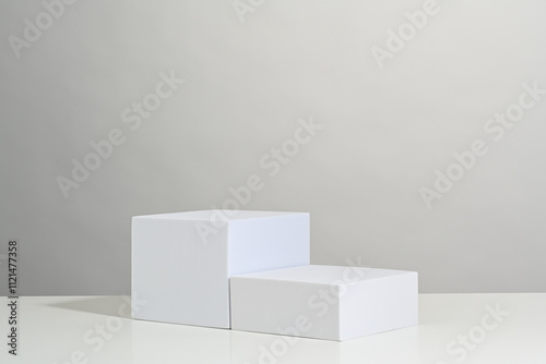 Podios para presentación de productos de color blanco sobre fondo blanco, recurso gráfico