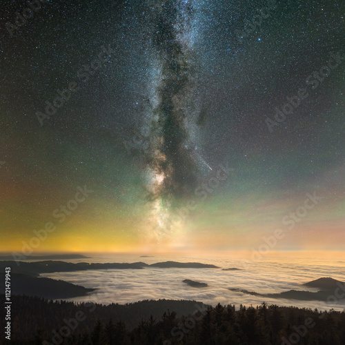 Milchstraße über dem Nebelmeer mit Komet