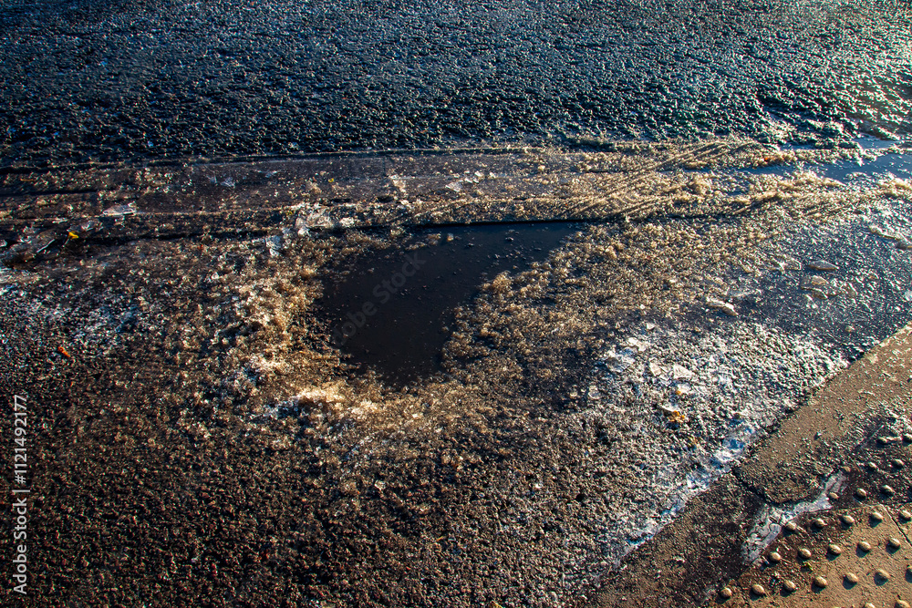 Φωτογραφία The ice on the road on a ealry icy winter morning