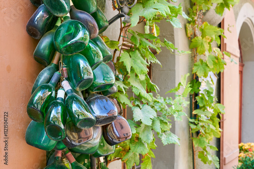 Weinflaschen, sogenannte traditionelle Bocksbeutel, als Dekoration an einer Fassade in Rothenburg ob der Tauber in Franken in Deutschland