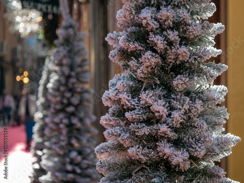 Decoración de Navidad en calle comercial con árbol photo