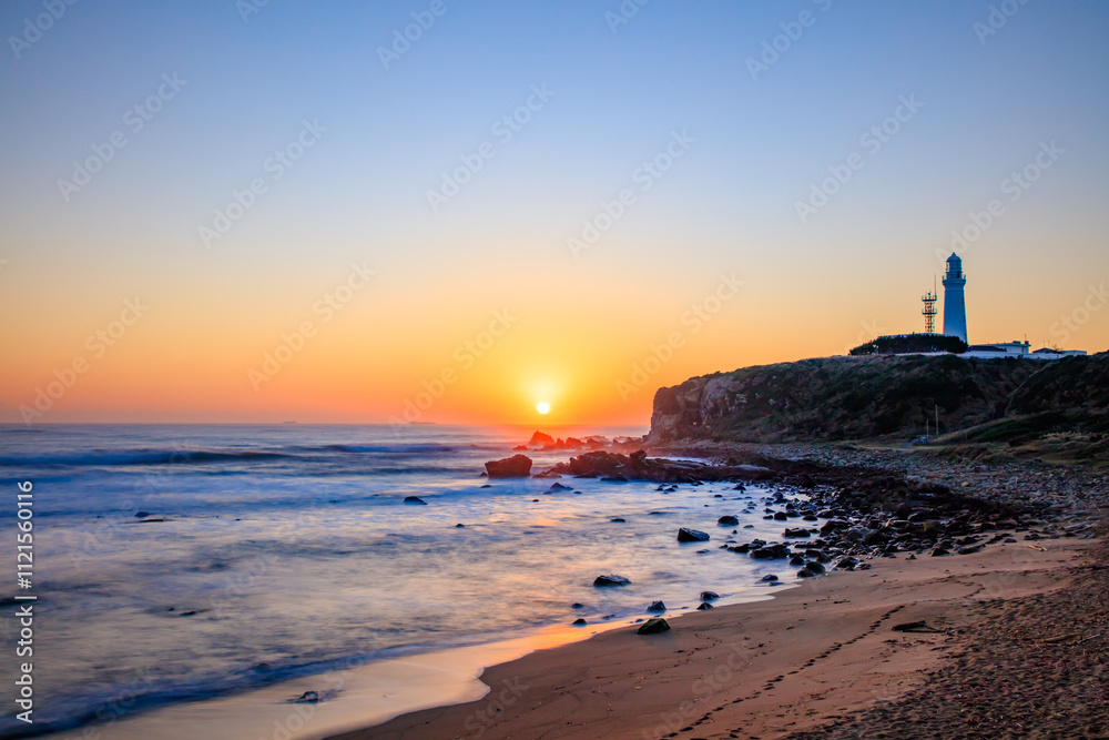 Fototapeta premium 秋の犬吠埼灯台と日本一早い日の出 千葉県銚子市 Autumn Inubosaki Lighthouse and the earliest sunrise in Japan. Chiba Pref, Choshi City.