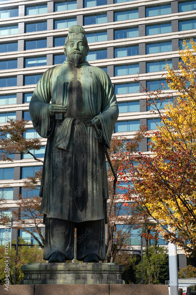Fototapeta premium Statue of Wake no Kiyomaro near Imperial Palace in Tokyo, Japan.