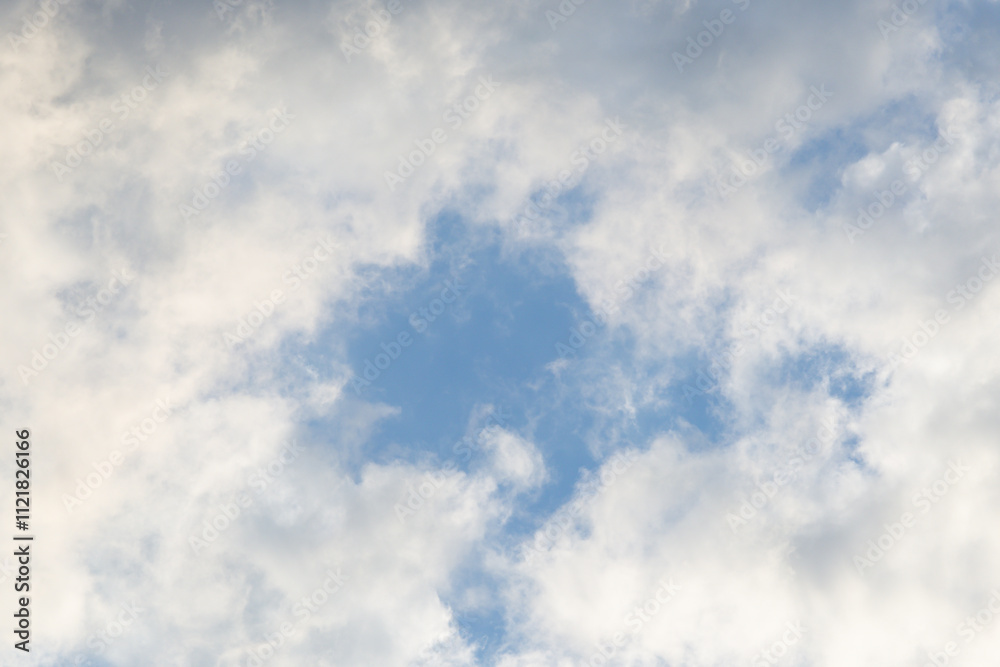 Obraz premium A blue sky with a few clouds