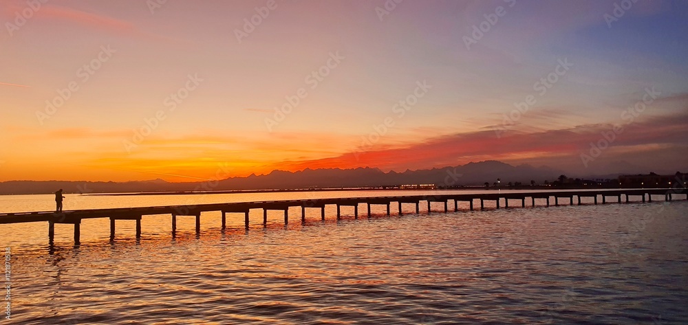Obraz premium Sunset with beautiful colors by the sea and marina