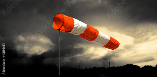 Eine Windfahne vor stürmischem Himmel