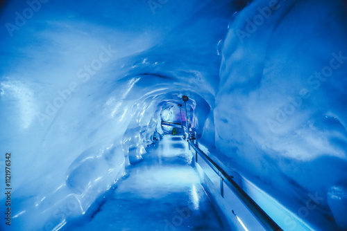 Fotografía Inside an ice cave located in Titlis