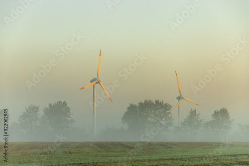 Sonnenaufgang im Thüringer Becken bei Schwabhausen an mit Blick auf ein paar Windräder - Thüringen - Deutschland