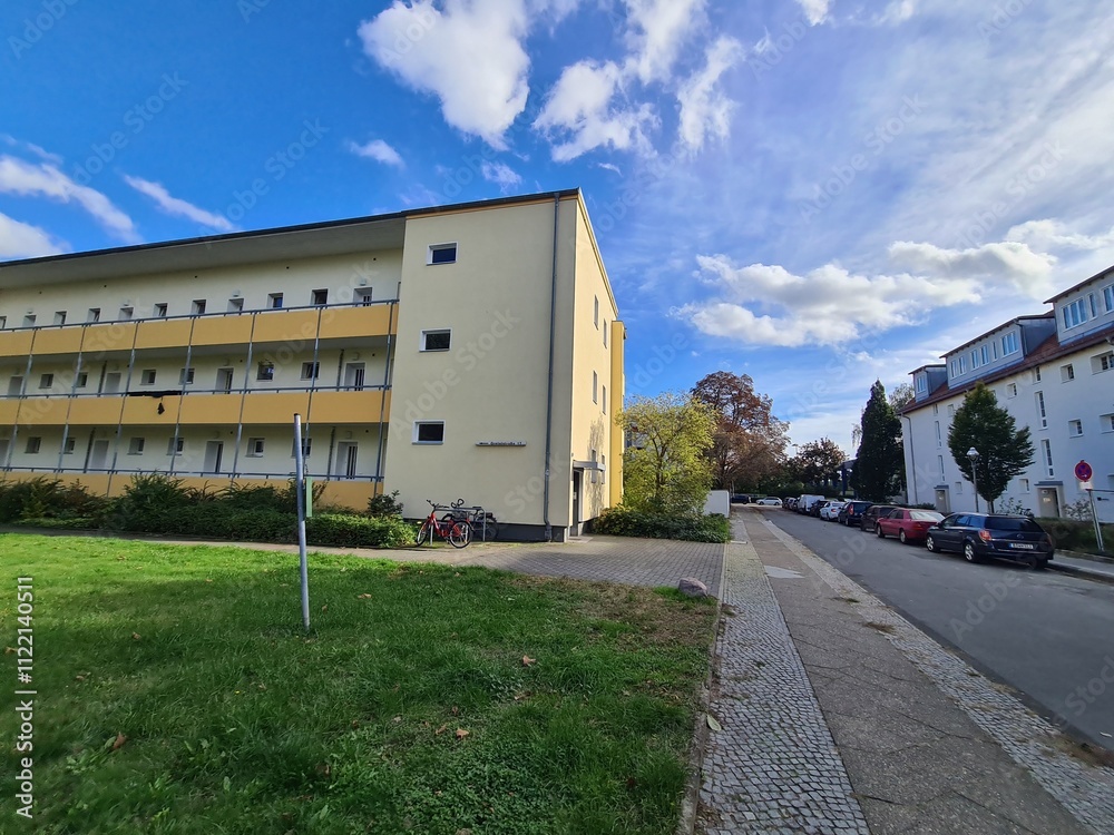 Obraz premium Weg entlang eines Wohngebiets in Berlin Treptow/Köpenick