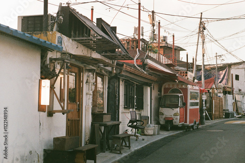 Canvas Print Ordinary street and houses in Seoul