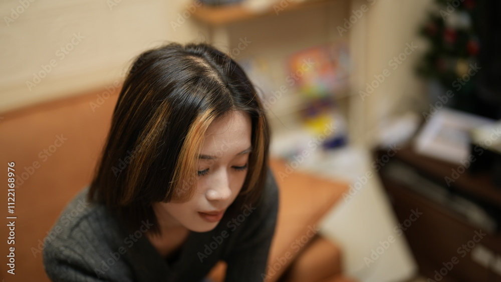 Obraz premium 部屋でくつろぐ若い女性