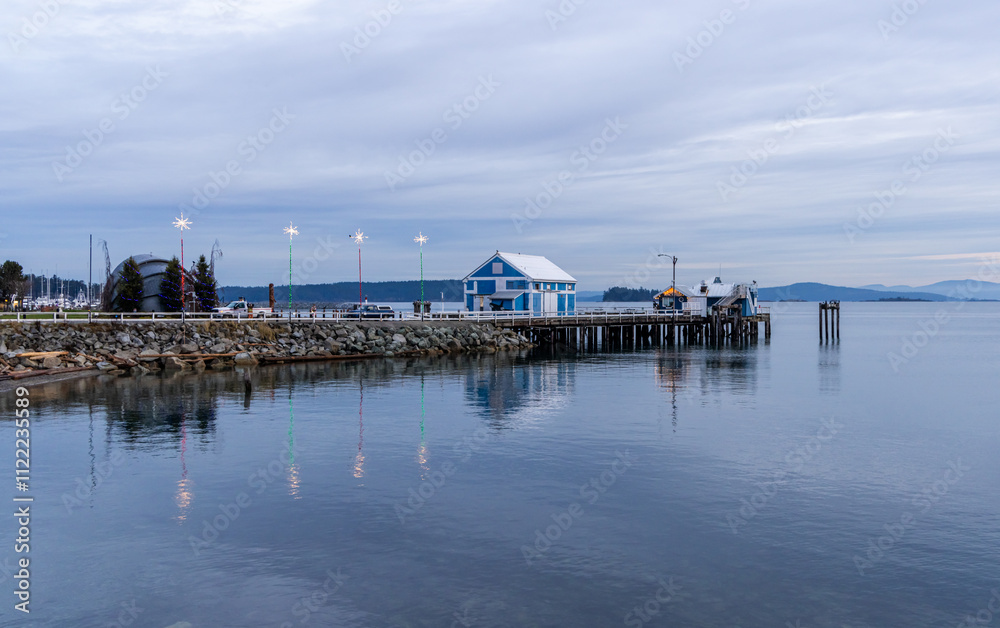 Fototapeta premium Peaceful Sunrise Over Sidney Pier on Vancouver Island, Canada