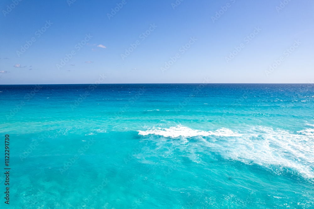 Fototapeta premium Aerial View of Turquoise Caribbean Waters in Cancun, Mexico