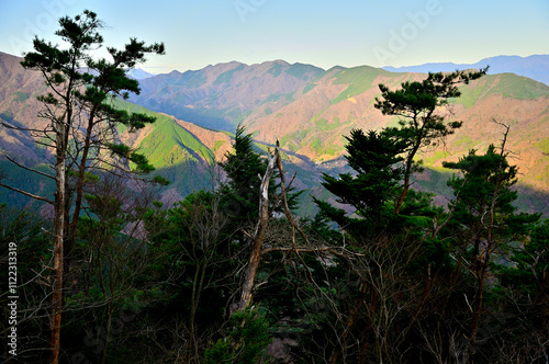 丹沢の袖平山　朝の袖平山北尾根より道志山塊を望む
 photo