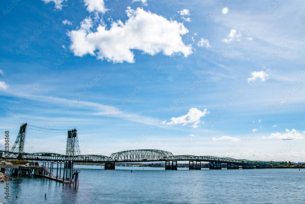 Fototapeta premium Oregon-Washington Bridge on a Sunny Day inVancouver Washington