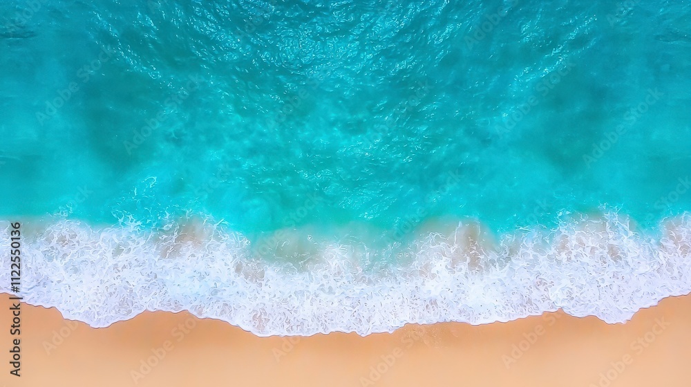 Obraz premium Aerial View of Turquoise Ocean Waves Crashing on Sandy Beach