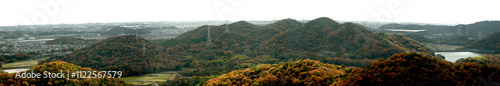 兵庫県・晩秋の紅葉と小野アルプス紅山頂上より加古川市を望む