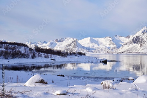 Obraz na płótnie Beautiful lake with snow mountain background. w salonie