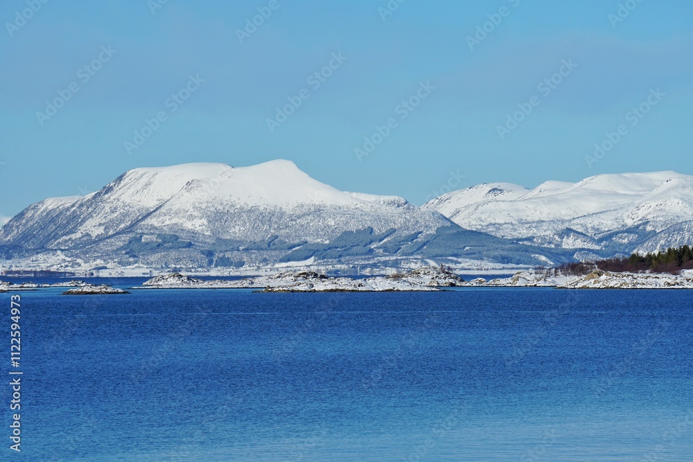 Obraz premium Beautiful coast with snow moutain during winter season.