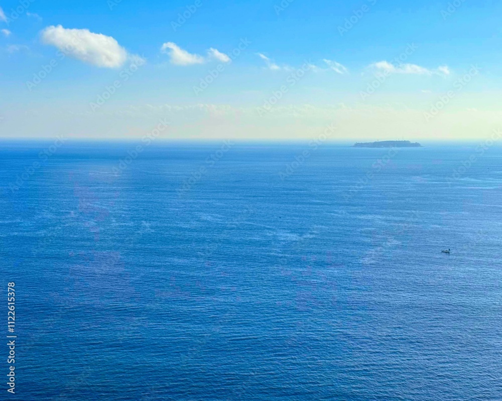 Obraz premium 初島の見える海