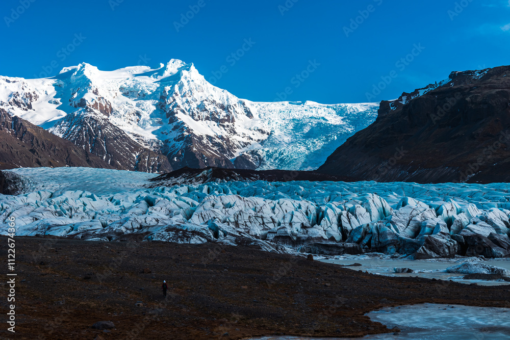 Svinafellsjokull glacier in a sunny day