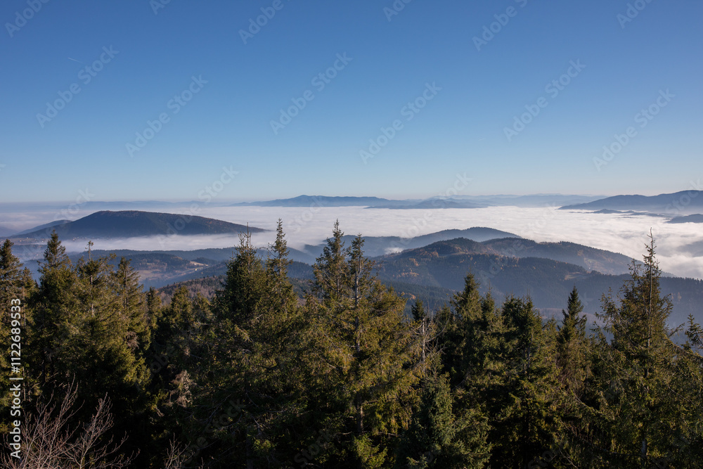 Obraz premium Widok na Tatry z wieży widokowej na Mogielicy. Najwyższy szczyt Beskidu Wyspowego. Beskid Wyspowy. Mogielica. Korona Gór Polski.