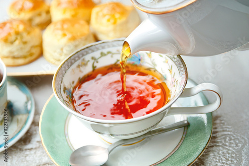 紅茶と焼き立てのスコーンの優雅なイングリッシュアフタヌーンティー