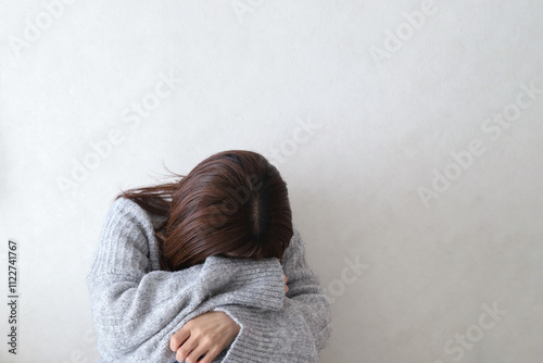 落ち込む女性　うつ病イメージ