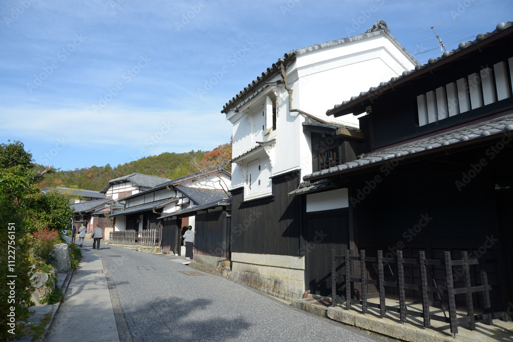 Fototapeta premium 嵯峨野 愛宕山参道の白壁の民家 京都市右京区