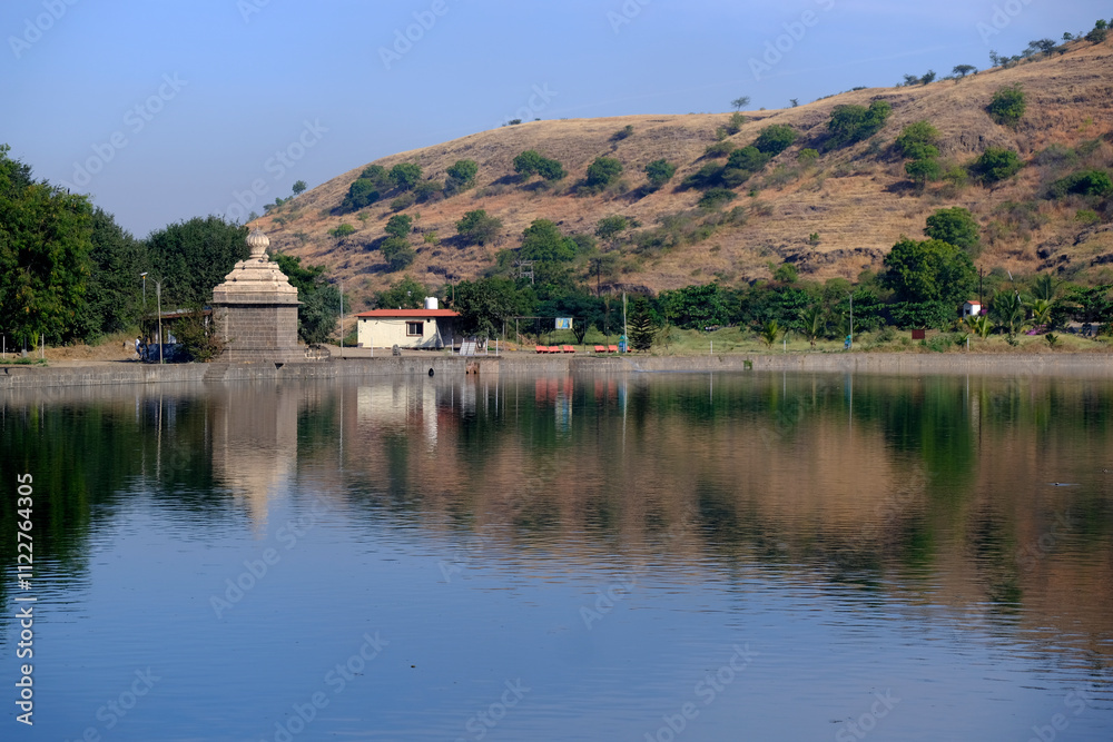 Obraz premium 8 December 2024, Pune, Maharashtra, India, historical Mastani Lake, also known as Mastani Talab, is situated near Wadki village, It was built around 1720 during the reign of Bajirao Peshwa.