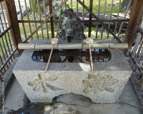 住宅街にある神社の手水鉢