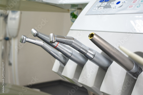 Der Bohrer beim Zahnarzt. Werkzeug. Dentalmedizin, 