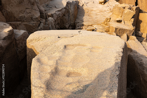 Obraz na płótnie Ancient stone pit in the city of Aswan w salonie