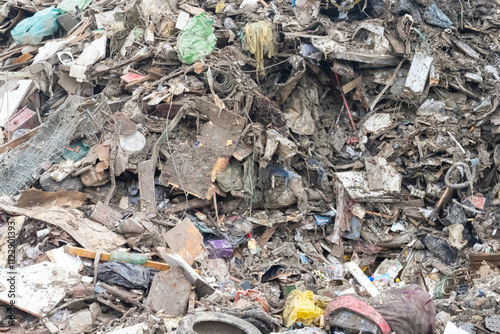 Rifiuti provenienti dalle abitazioni, difficilmente degradabili e non riciclabili. Problemi di inquinamento dell'ambiente. photo