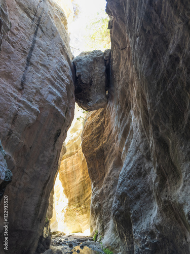 Obraz na płótnie Natural Canyon with Towering Cliffs w salonie