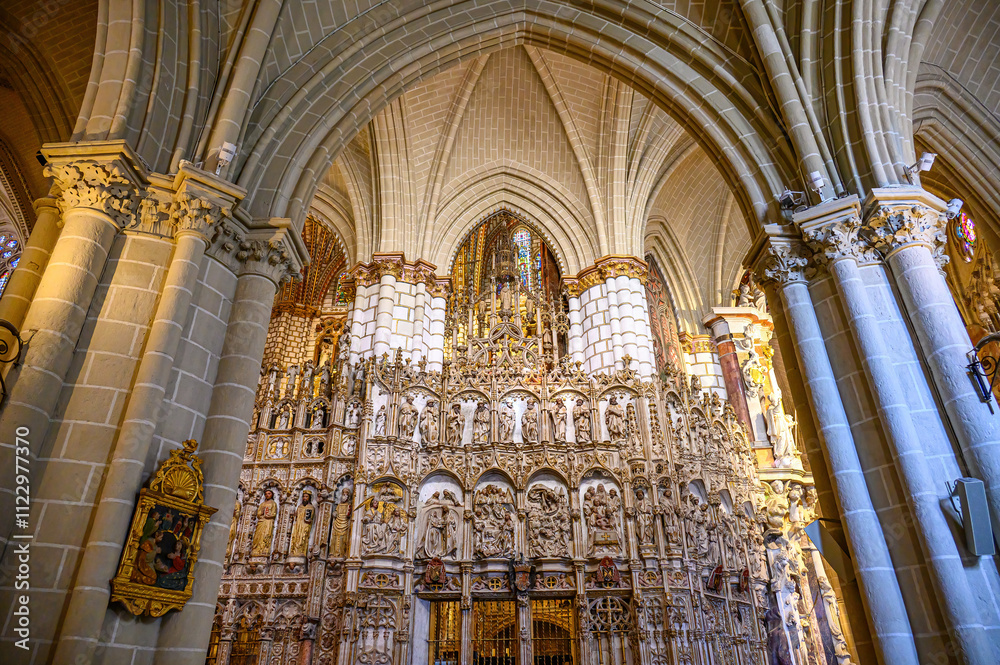 Obraz premium Toledo, Spain, Architectural arches and columns within the Catholic Cathedral building