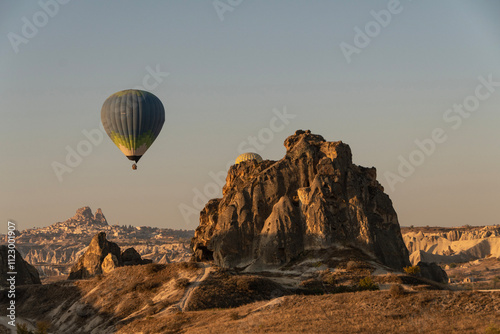 Vuelo en globo aerostático con vista panorámica desde el aire a los valles rocosos de la Capadocia, Turquía.  photo