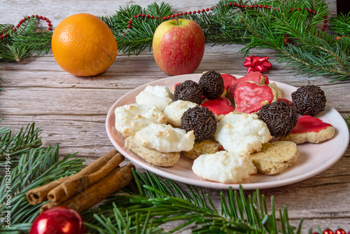 Ein Teller mit vor Weihnachtlichen Naschereien, in Weihnachtlicher Atmosphäre 