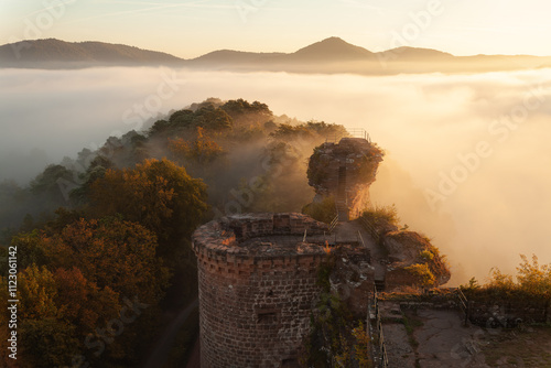 Foto Burgenmassiv Altdahn Burgruine Grafendahn Burgruine Tanstein im Nebel zum Sonnenaufgang