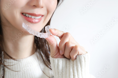 歯科用マウスピースを装着する女性 photo
