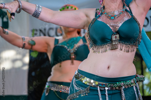 Par de odaliscas danzando en escenario de feria