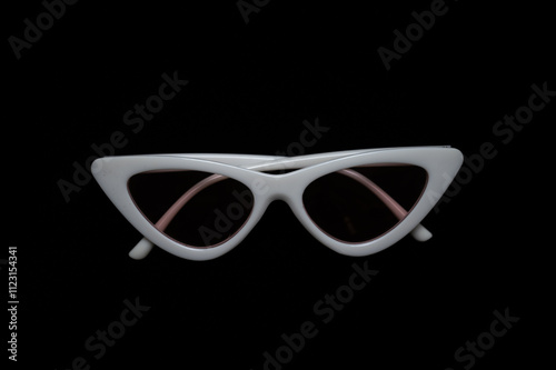 Obraz na płótnie white frame cat eye sunglasses on black background w salonie