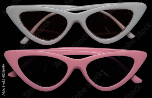 Obraz na płótnie white and pink cat eye sunglasses on black background w salonie