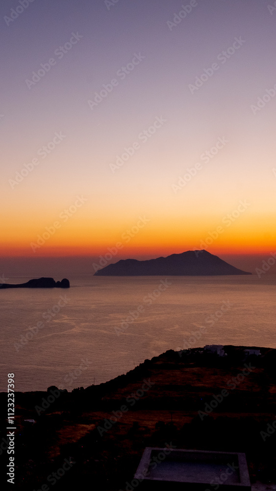 Obraz premium Sunset view from Milos Island over the Aegean Sea