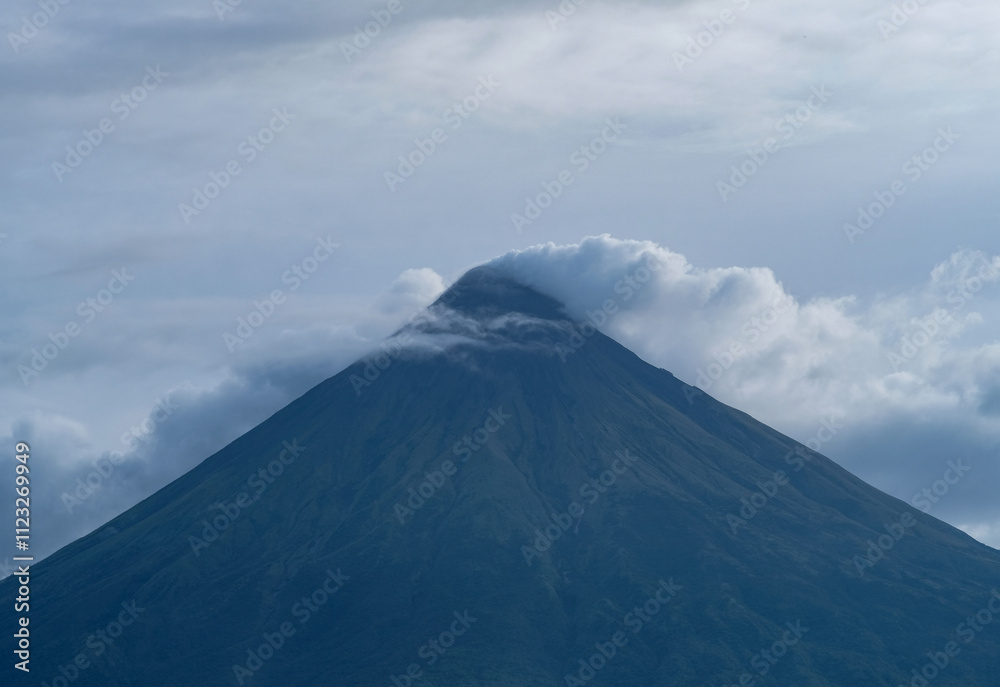 Fototapeta premium Mayon Volcano in Albay emitting steam.